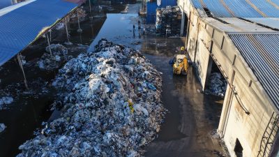 Samsun’un Bafra ilçesinde bulunan bir geri dönüşüm tesisinde çıkan yangın,
