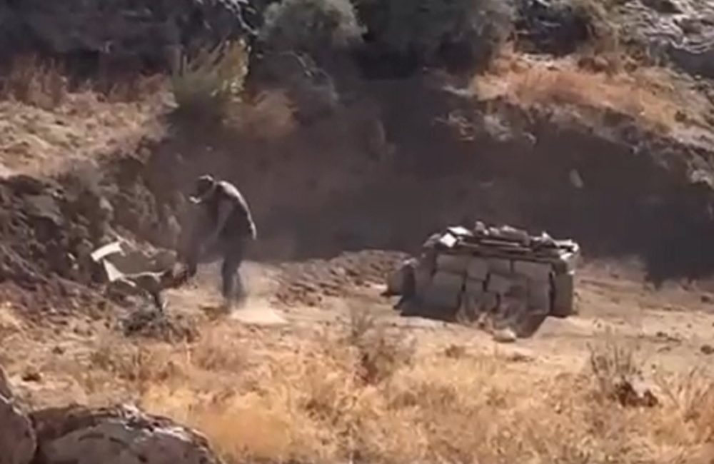Sivas’ın Gemerek ilçesine bağlı Sızır beldesinde köpeğe sopayla şiddet uyguladığı