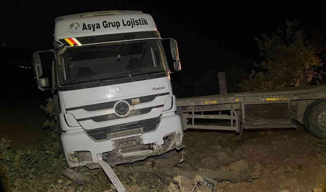 &nbsp; Şırnak’ta meydana gelen trafik kazasında TIR’ın şarampole düşmesi sonucu