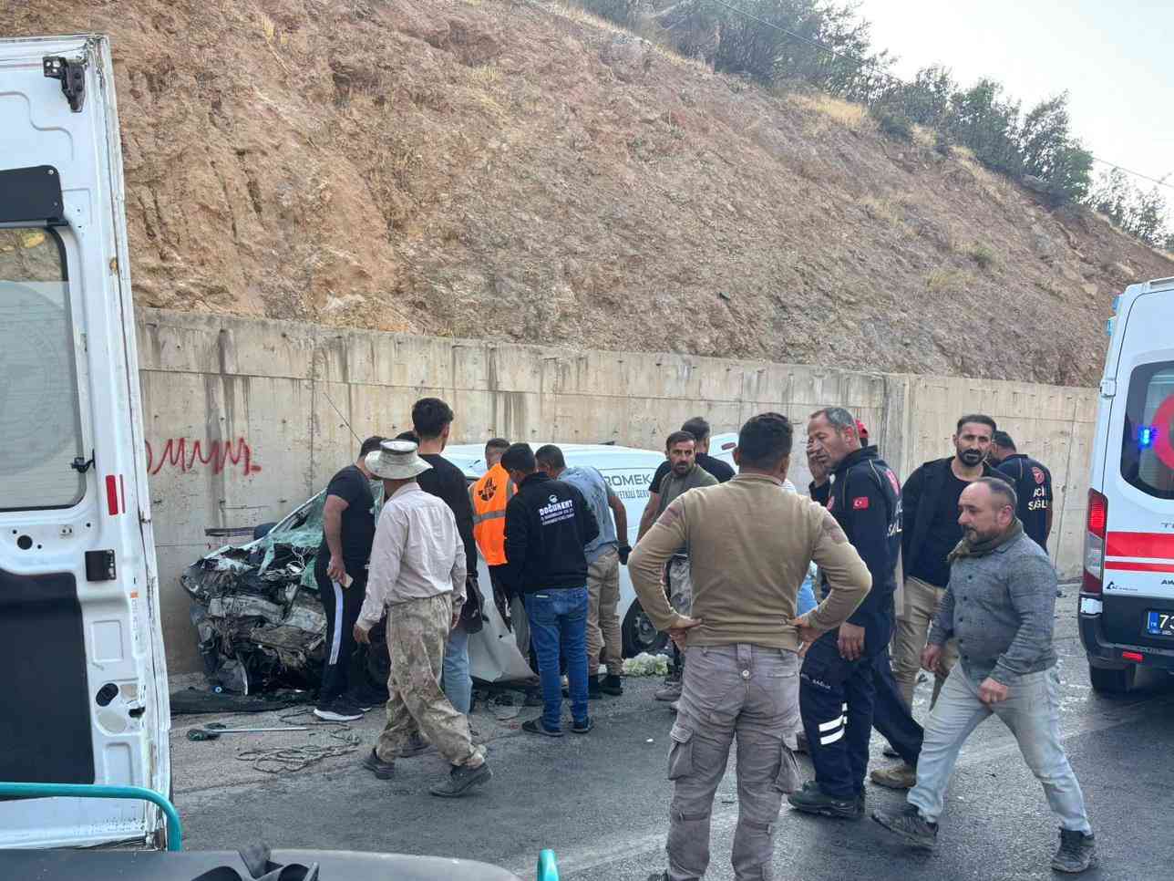 &nbsp; Şırnak’ın Uludere ilçesinde, yolcu minibüsü ile hafif ticari aracın