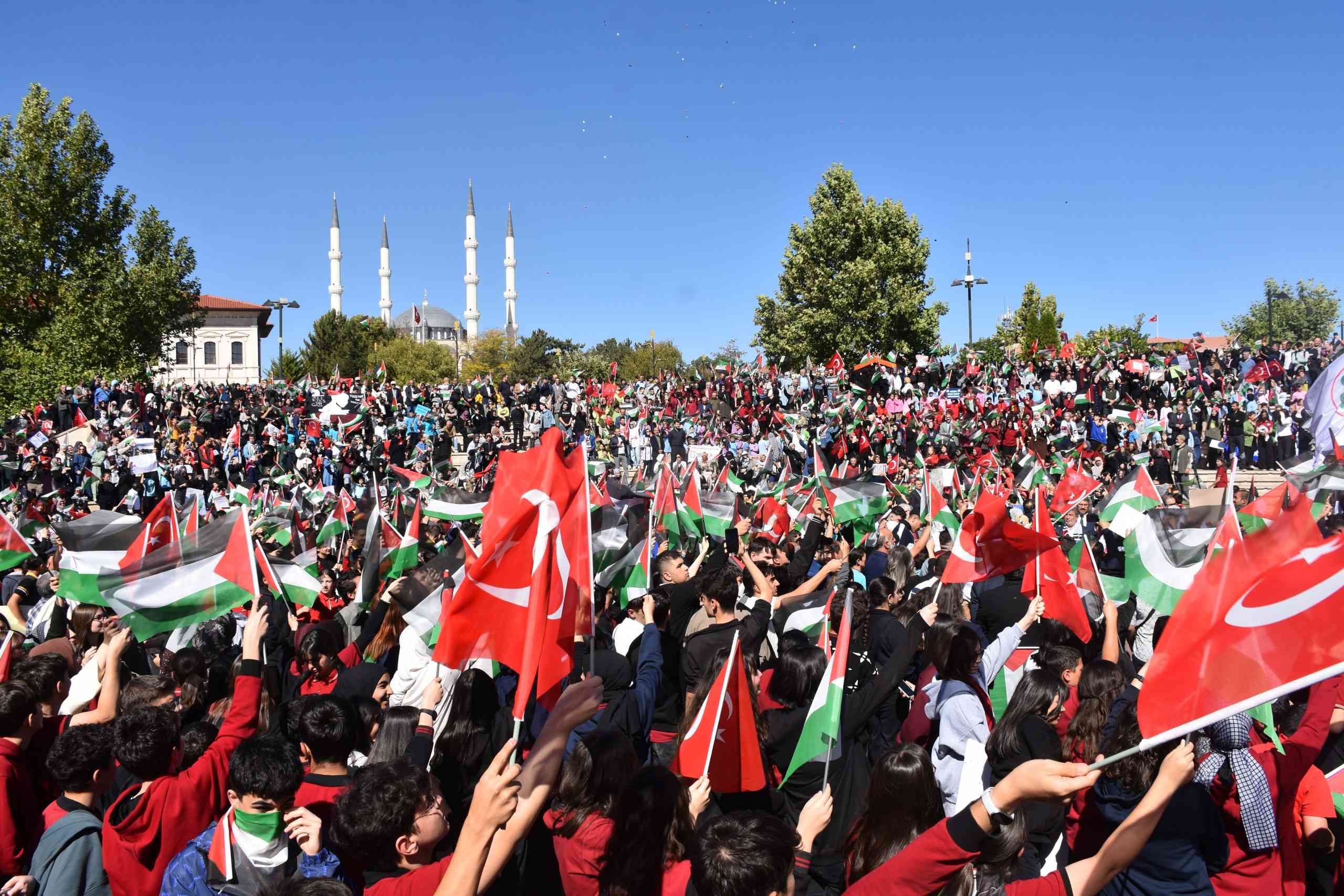 &nbsp; Sivas’ta öğrenciler ve sivil toplum kuruluşlarının katılımıyla, İsrail’in Gazze’ye