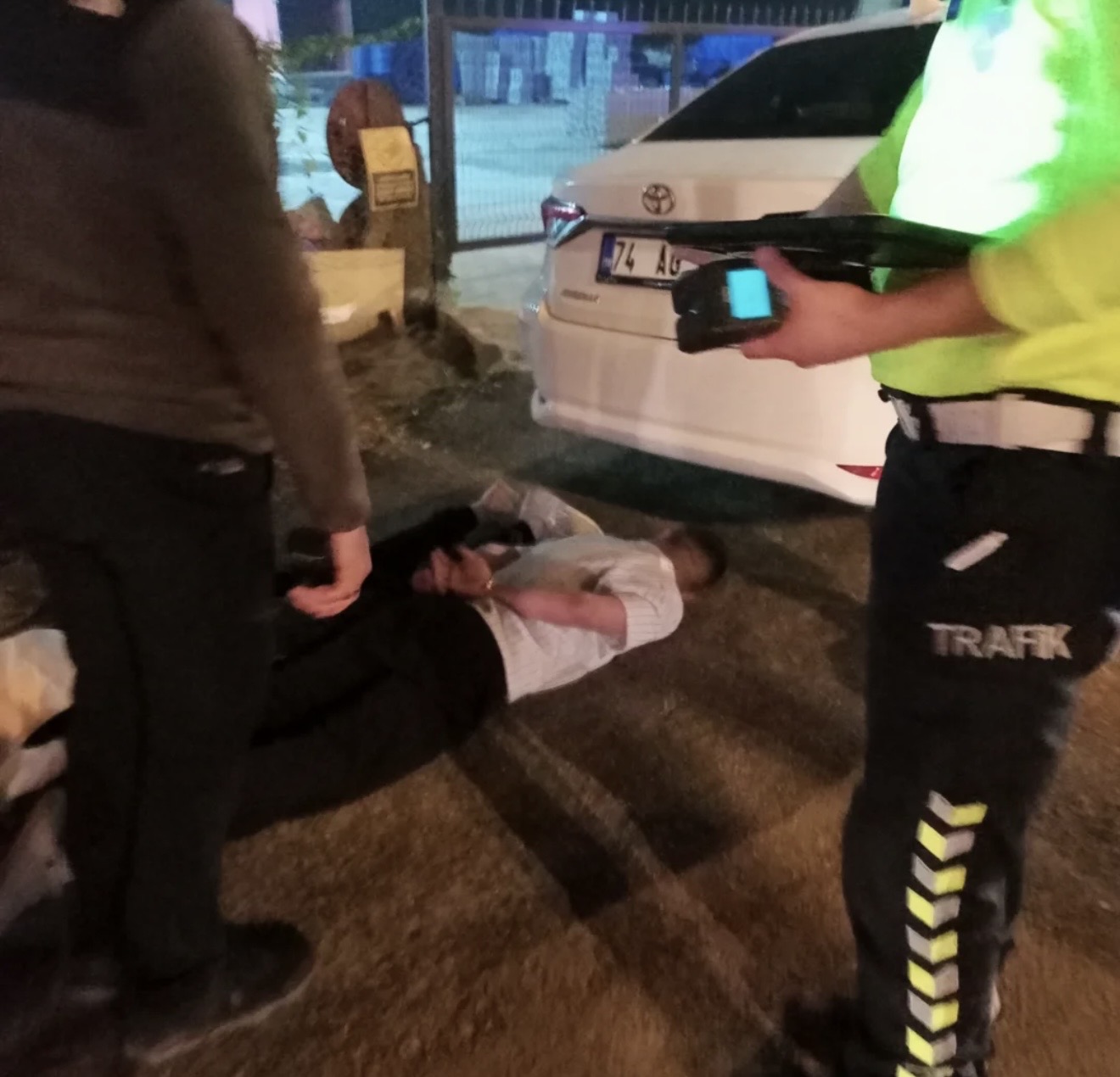 Bartın’da uygulama noktasında ‘dur’ ihtarına uymayan sürücü, kaçmak isterken otomobiliyle