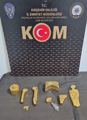 Kırşehir’de Takside 21 Kilo Kaçak Altın Ele Geçirildi: 1 Tutuklama Kırşehir’de polis ekiplerinin durdurduğu takside yapılan aramada, yolcuya ait valizlerde