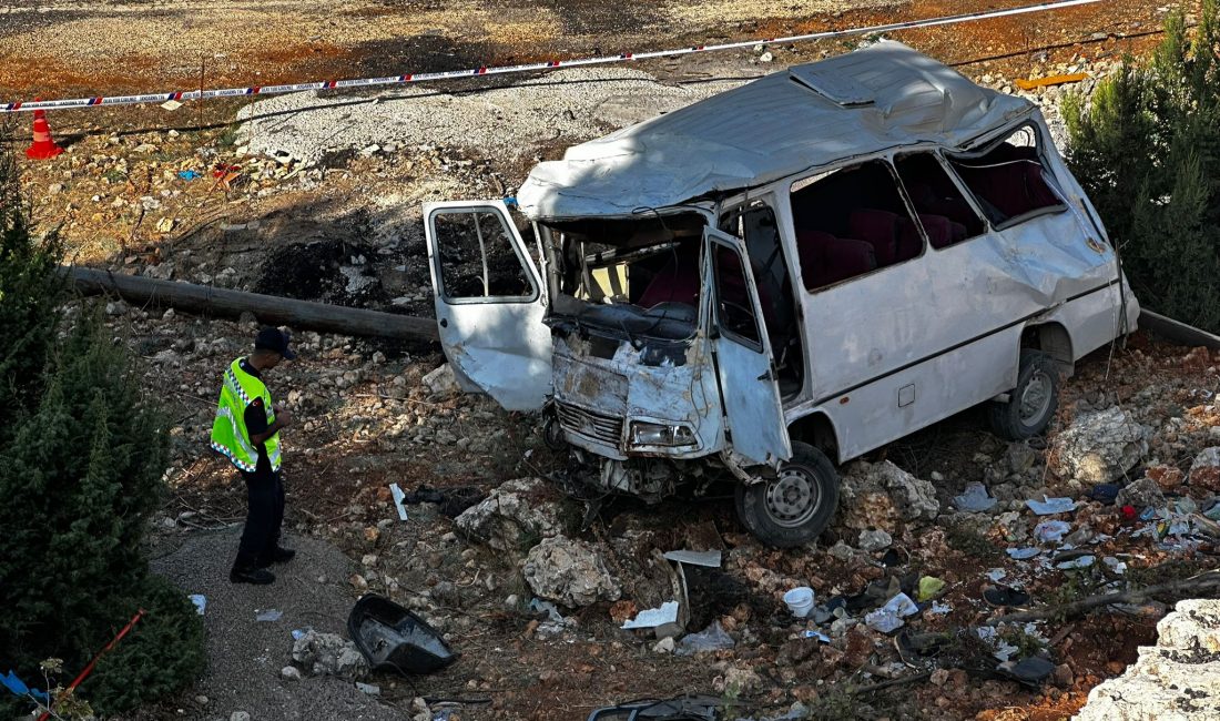 Mersin’in Erdemli ilçesinde tarım işçilerini taşıyan minibüsün şarampole yuvarlandığı kazada,