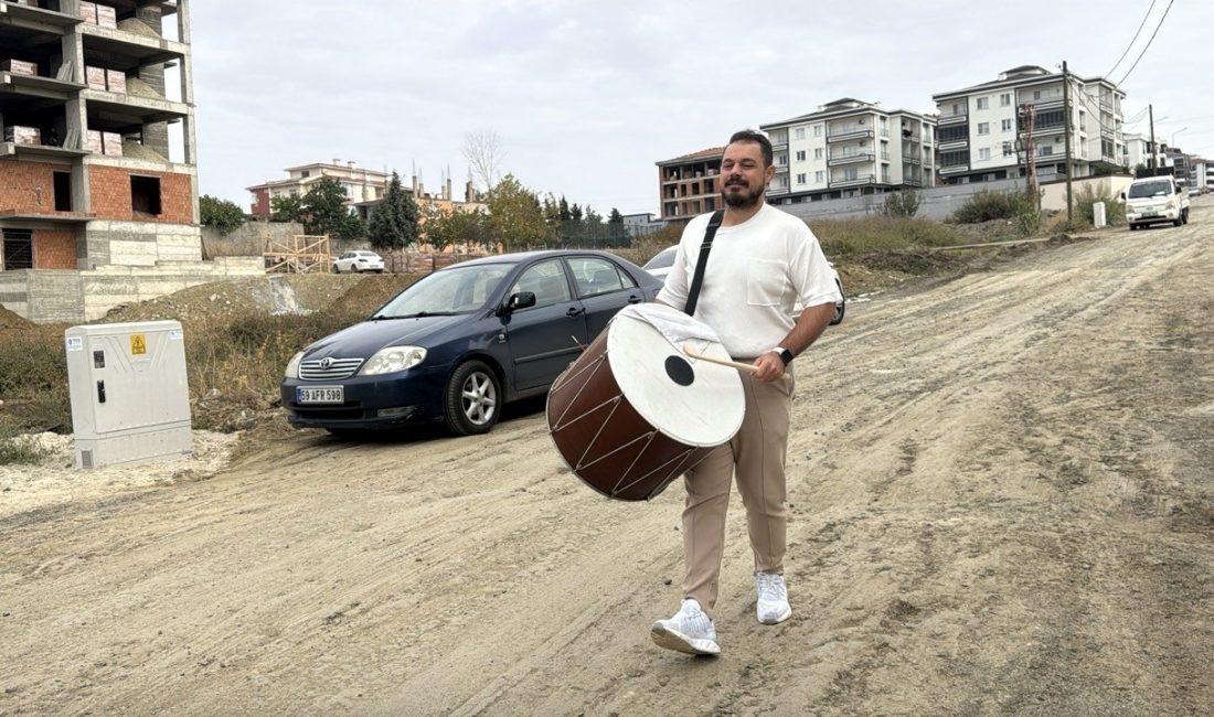   Tekirdağ’ın Süleymanpaşa ilçesinde yaşayan müzisyen Ahmet Merih Çelik, oturduğu