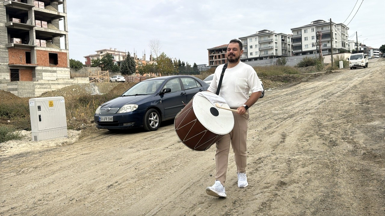   Tekirdağ’ın Süleymanpaşa ilçesinde yaşayan müzisyen Ahmet Merih Çelik, oturduğu