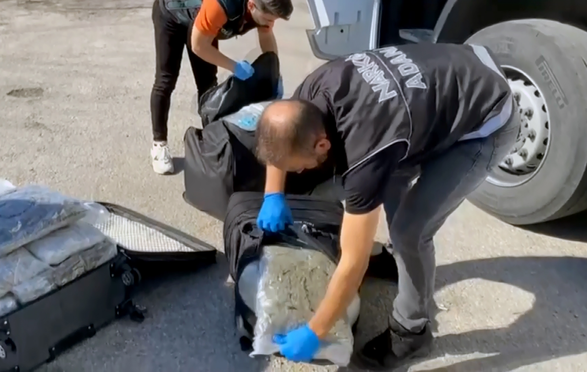   Adana’da narkotik polisinin otoyolda durdurduğu bir TIR’da yapılan aramada