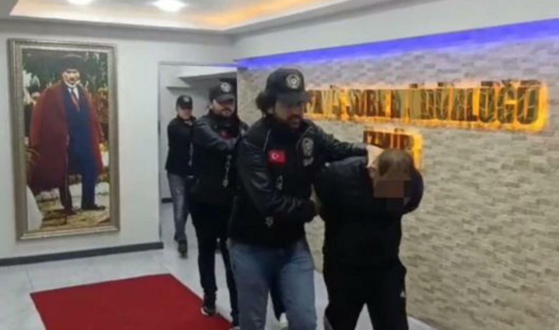 İzmir Tire’de 3 İş Yerine Saldırı: 3 Şüpheli Tutuklandı İzmir’in Tire ilçesinde 3 farklı iş yerine düzenlenen saldırıya karıştıkları