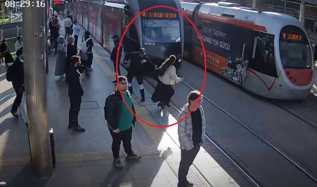 Kayseri’de bir kadın yolcu, kulaklık taktığı için tramvayı fark etmeyip