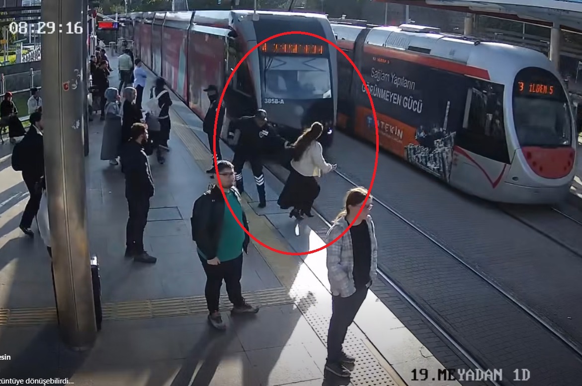 Kayseri’de bir kadın yolcu, kulaklık taktığı için tramvayı fark etmeyip