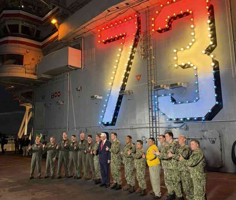 ABD Başkanı Donald Trump, Japonya’nın Yokosuka kentindeki donanma üssünde demirli