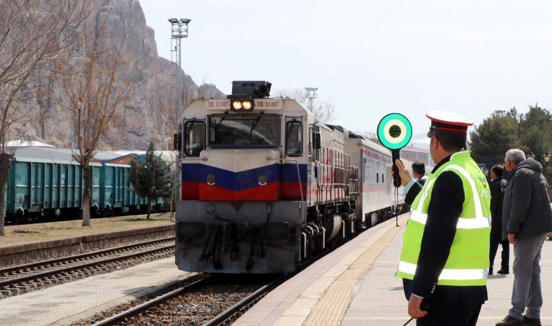 VAN’ın Saray ilçesindeki Kapıköy Gümrük Kapısı üzerinden gelen İranlı turistler,