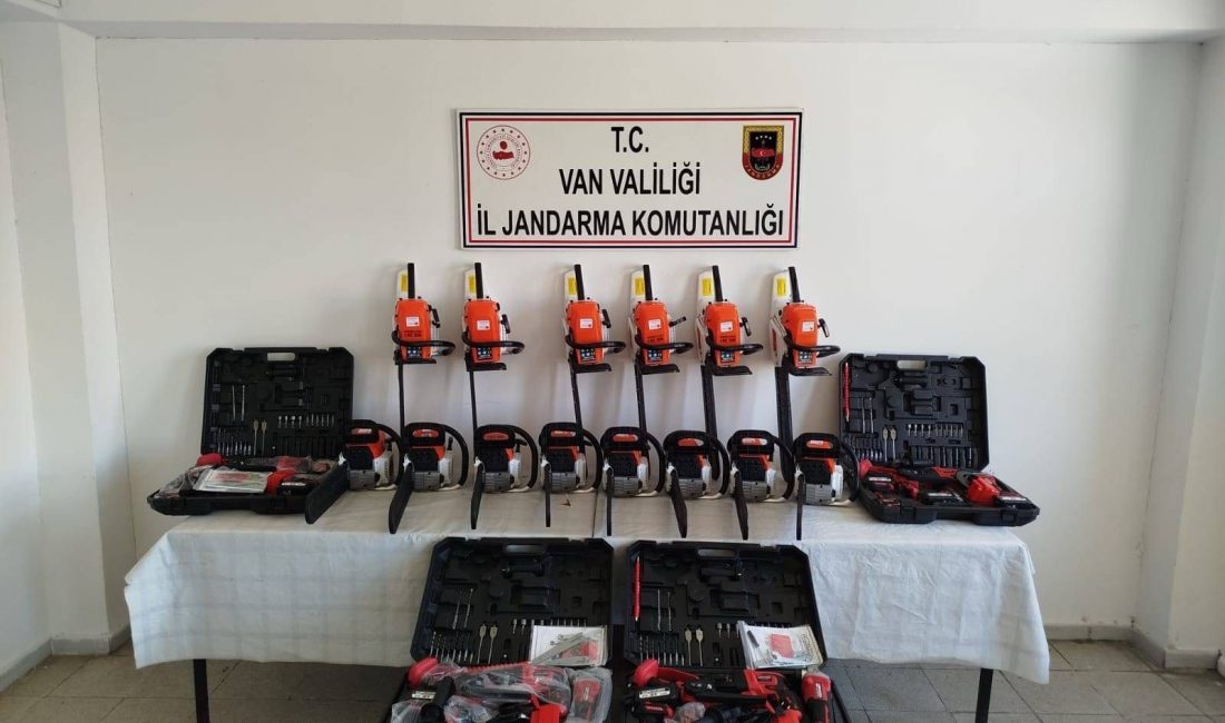 Van’da 430 Bin Liralık Kaçak Eşya Ele Geçirildi Van’ın Tuşba ilçesinde jandarma ekiplerince durdurulan bir araçta yapılan aramada,