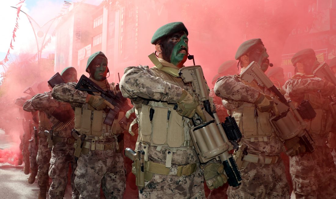 Van’da Cumhuriyet Bayramı Coşkuyla Kutlandı Van’da 29 Ekim Cumhuriyet Bayramı, Cumhuriyet Caddesi’nde Valilik binası önünde