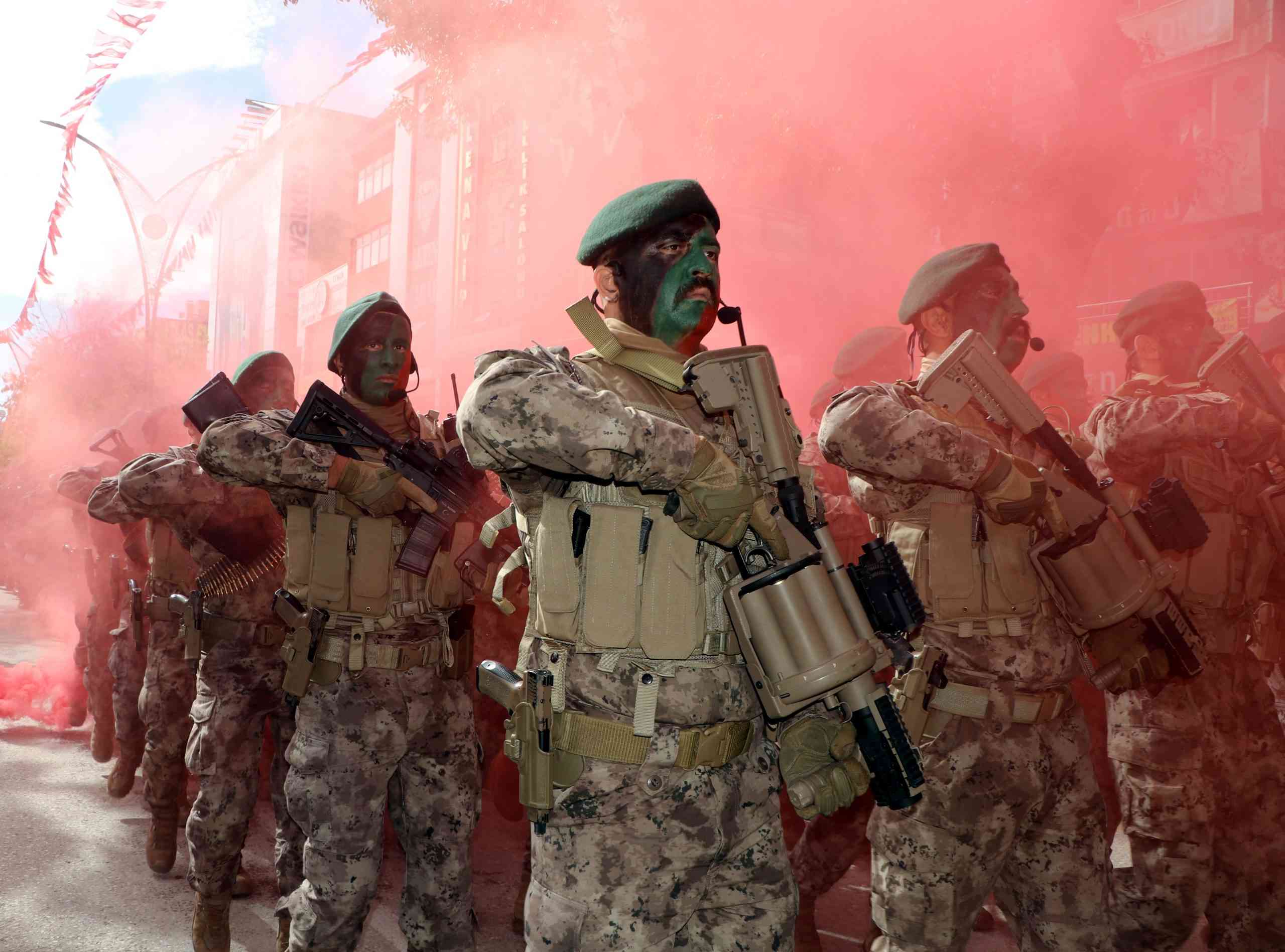 Van’da 29 Ekim Cumhuriyet Bayramı, Cumhuriyet Caddesi’nde Valilik binası önünde