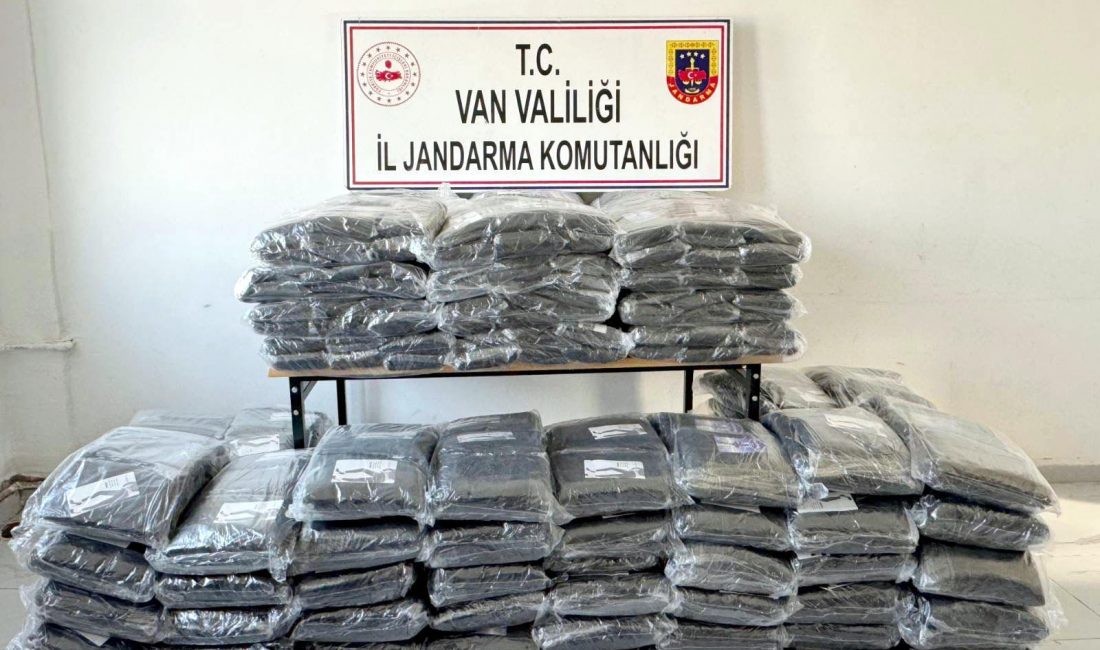 Jandarmanın Yol Kontrolünde Durdurduğu Araçta Gümrüksüz Ürünler Bulundu Van’ın Başkale