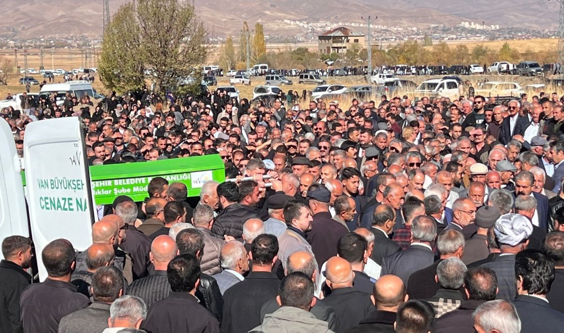 Van’da Feci Kaza: Aynı Aileden Üç Kişi Hayatını Kaybetti   Van’da tanker ile otomobilin kafa kafaya çarpışması sonucu yaşamını
