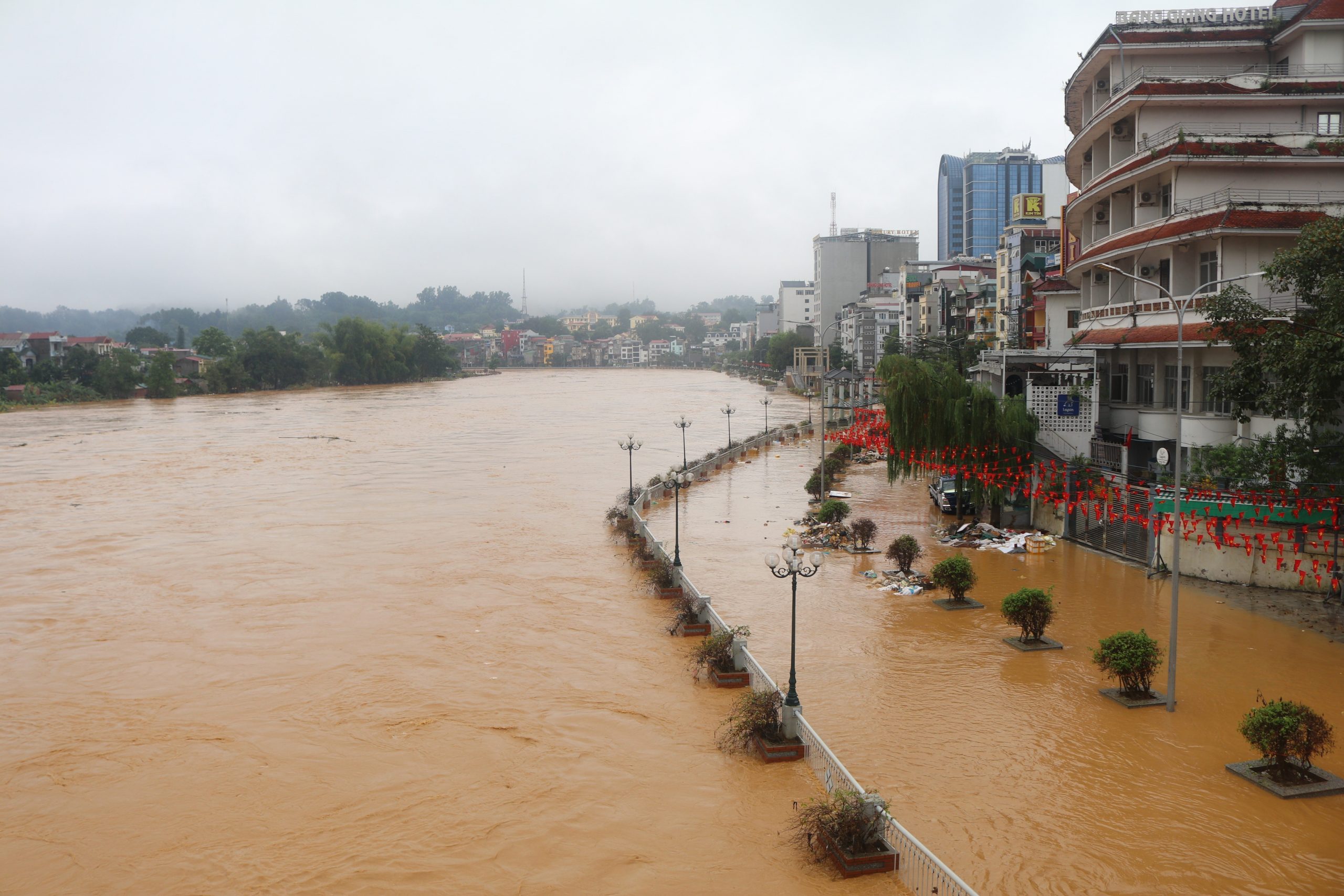 Vietnam’da etkili olan şiddetli yağışların yol açtığı sel felaketinde 10