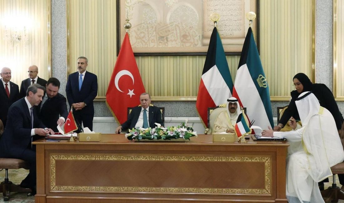 Cumhurbaşkanı Recep Tayyip Erdoğan, resmi temaslarda bulunmak üzere gittiği Kuveyt’te,