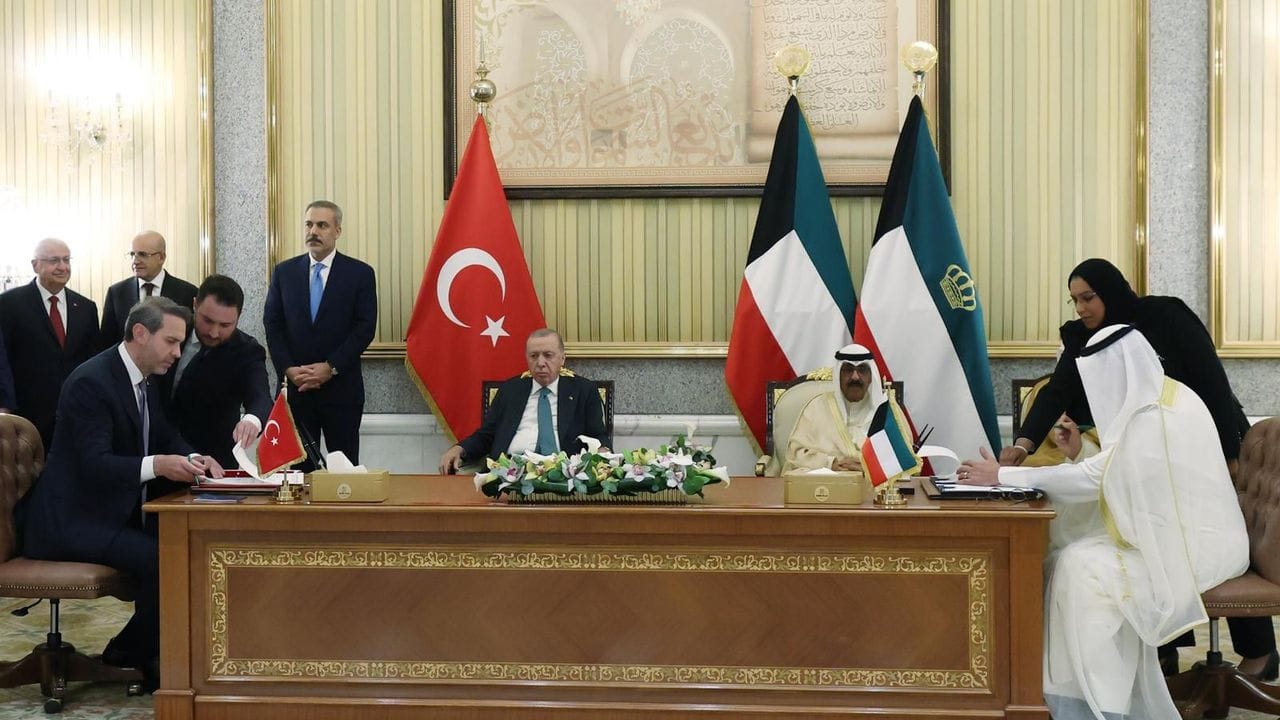 Cumhurbaşkanı Recep Tayyip Erdoğan, resmi temaslarda bulunmak üzere gittiği Kuveyt’te,
