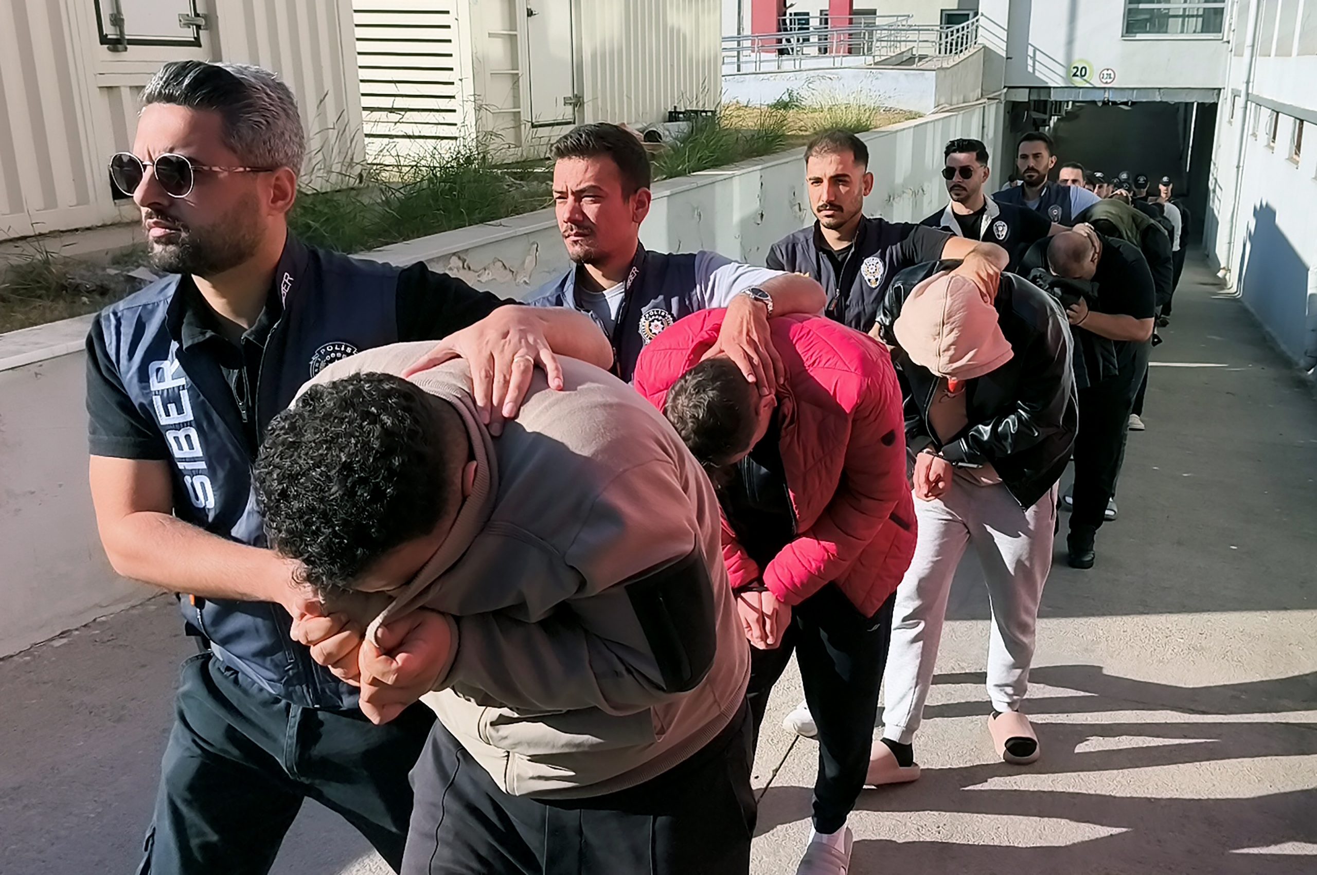Adana merkezli üç ilde düzenlenen yasa dışı bahis operasyonunda, banka