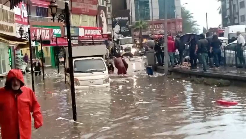 Zonguldak’ın Ereğli ilçesinde öğle saatlerinde etkili olan dolu yağışı, kısa