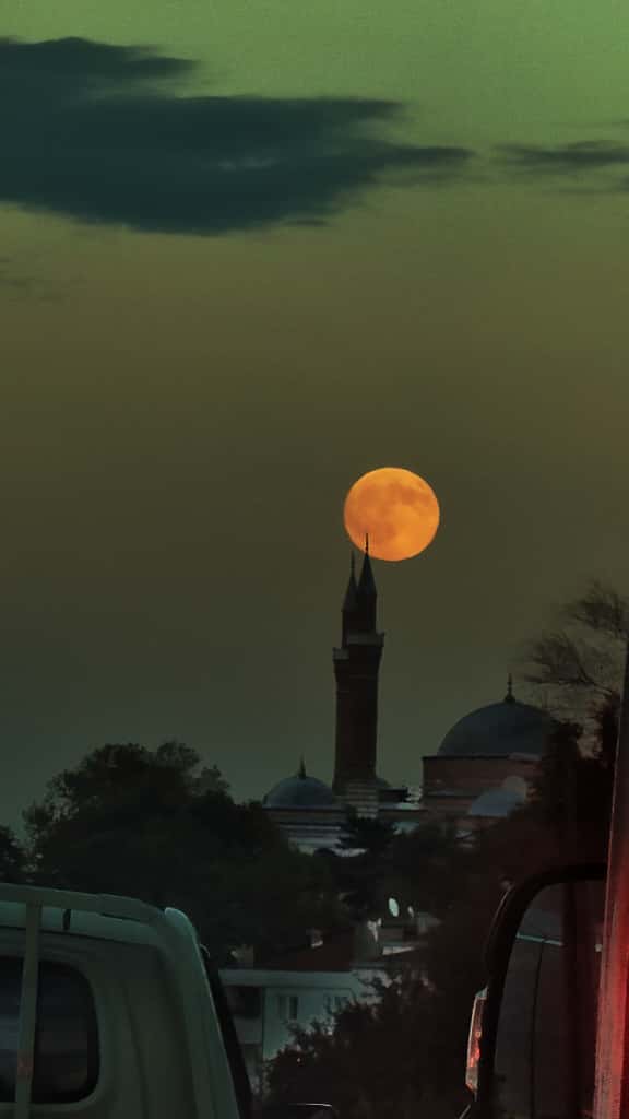 Bursa semalarında gece saatlerinde net şekilde gözlemlenen Süper Ay, gökyüzünü