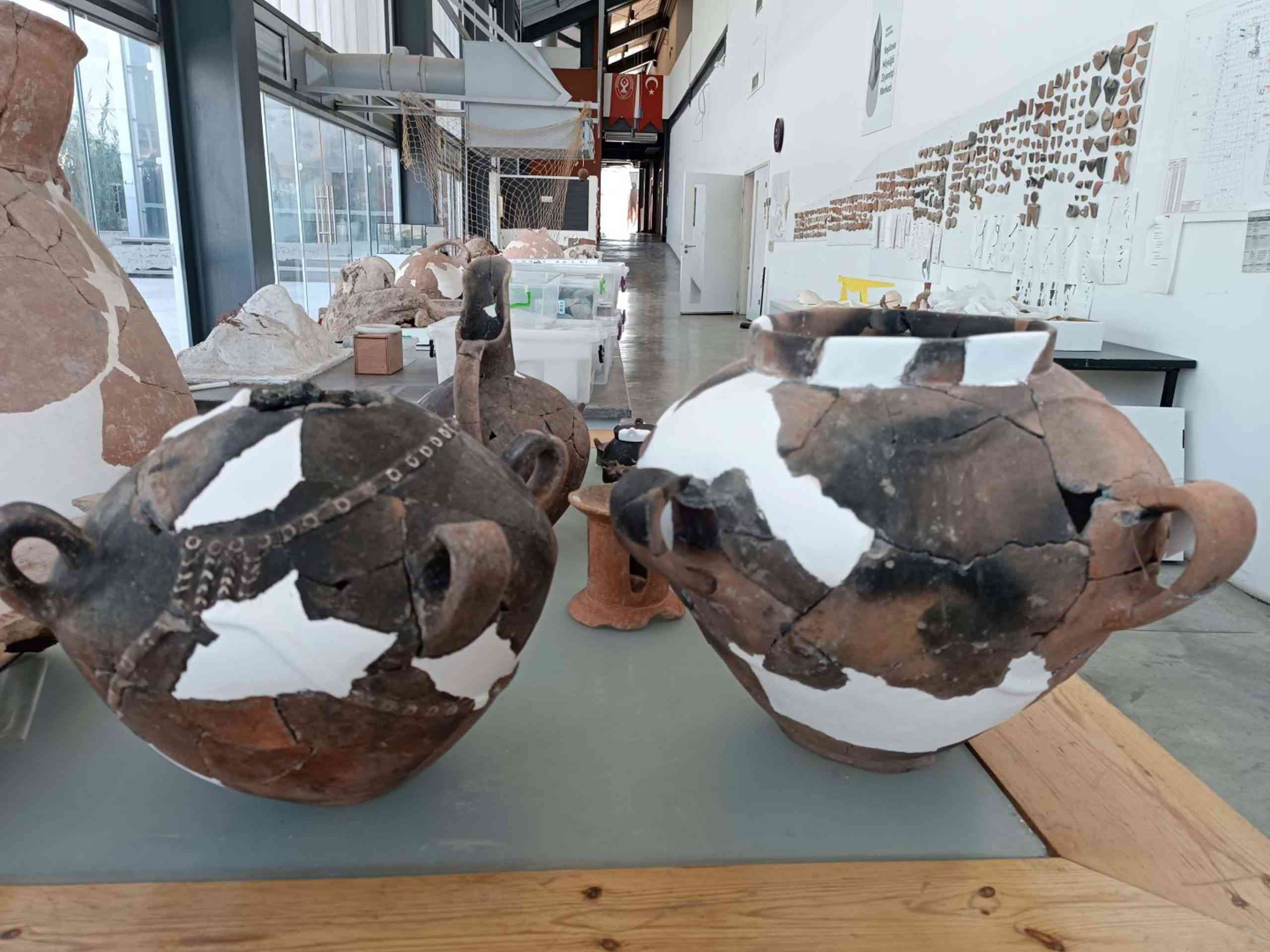 &nbsp; İzmir’in Bornova ilçesindeki Yassıtepe Höyüğü‘nde yürütülen arkeolojik kazılarda, 5