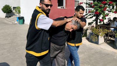   Adana’nın Sarıçam ilçesinde kahvehanede başlayan tartışma, caddede silahlı saldırıya