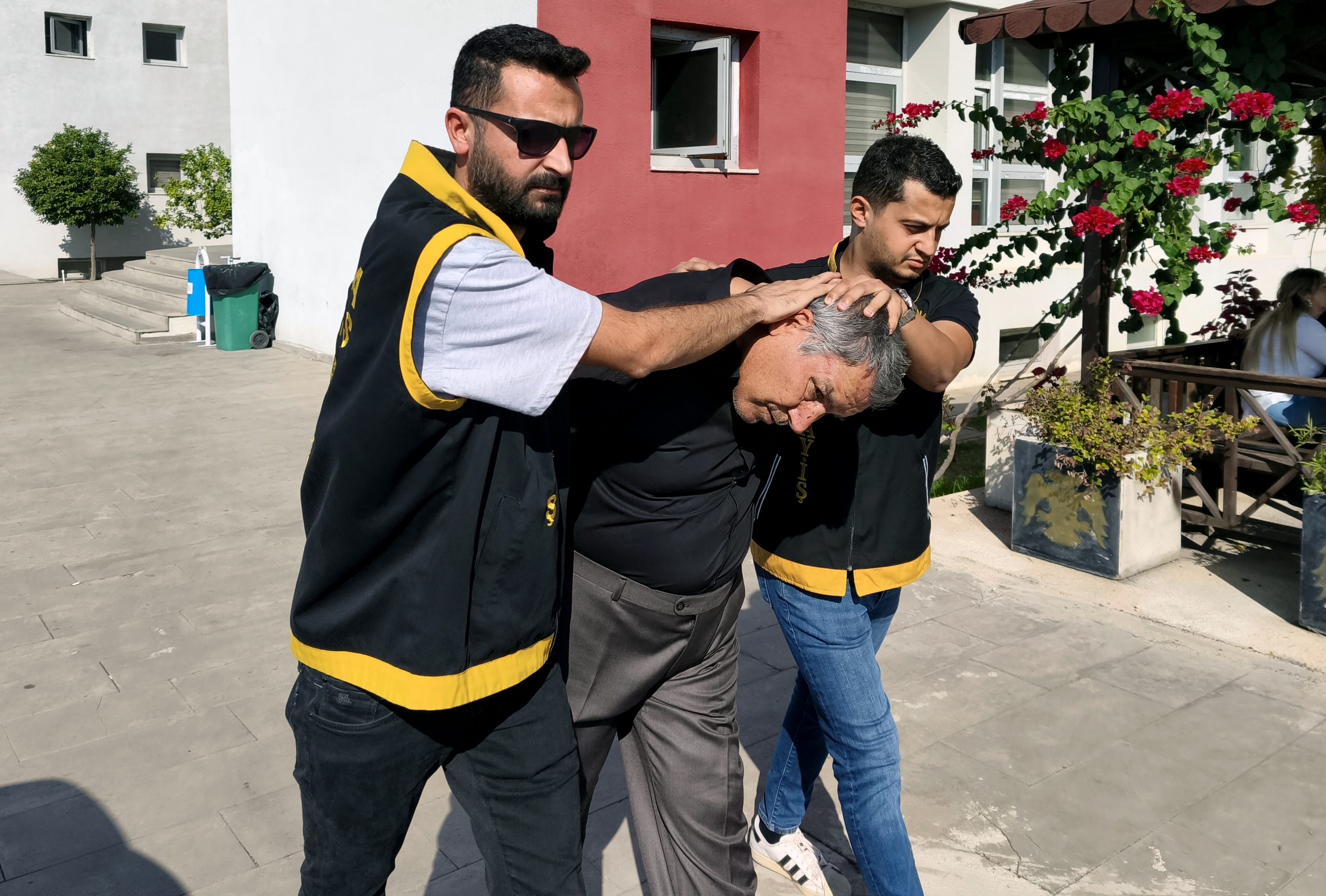   Adana’nın Sarıçam ilçesinde kahvehanede başlayan tartışma, caddede silahlı saldırıya