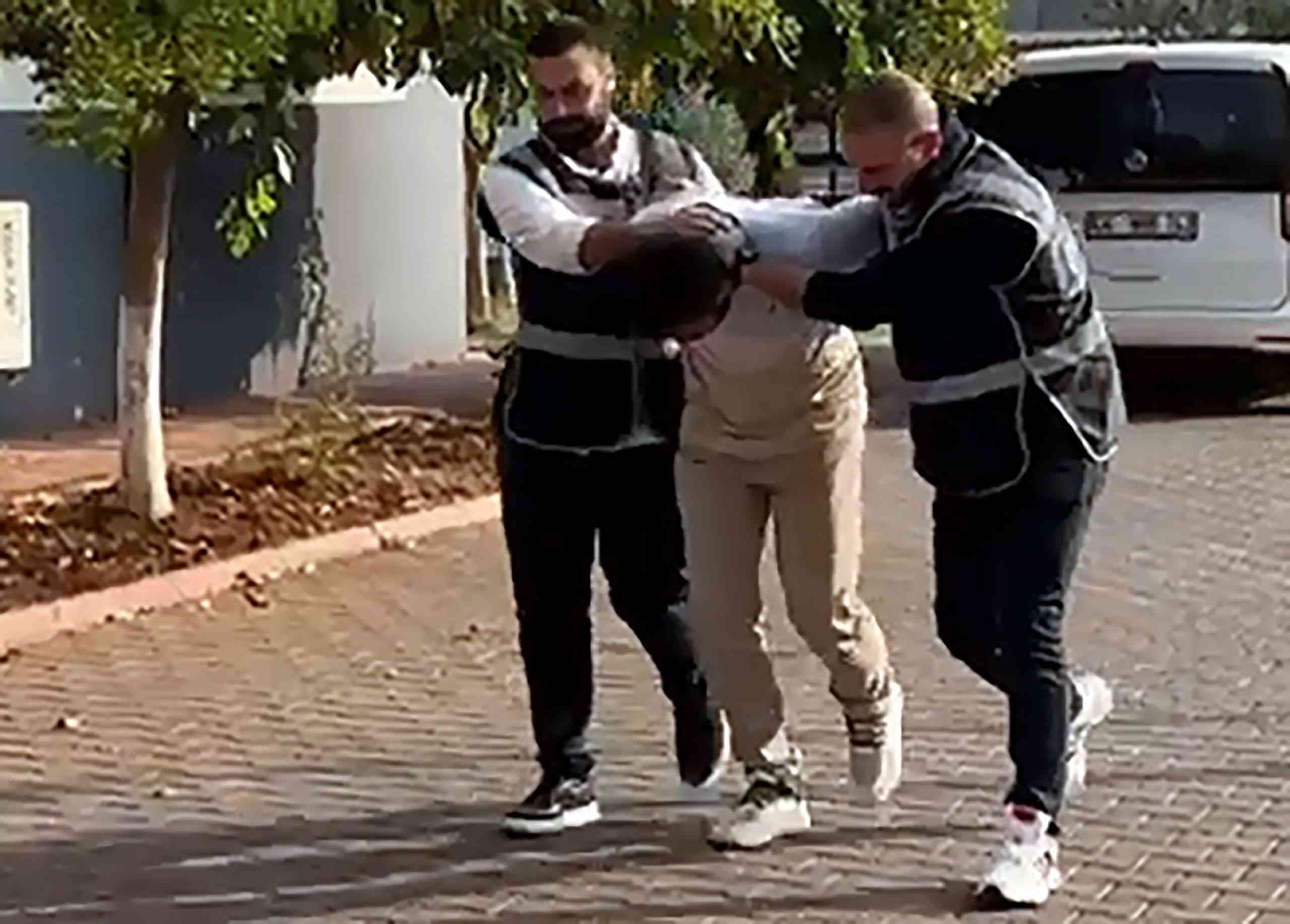 &nbsp; Fotoğraf Çekimi İhalesi Yüzünden Ortağını Darp Edip Silahla Havaya