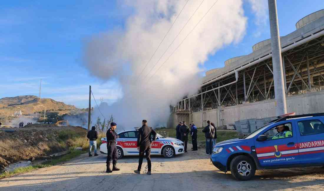 &nbsp; Germencik–Bozköy kara yolunda sıcak su boru hattı patladı, yolda
