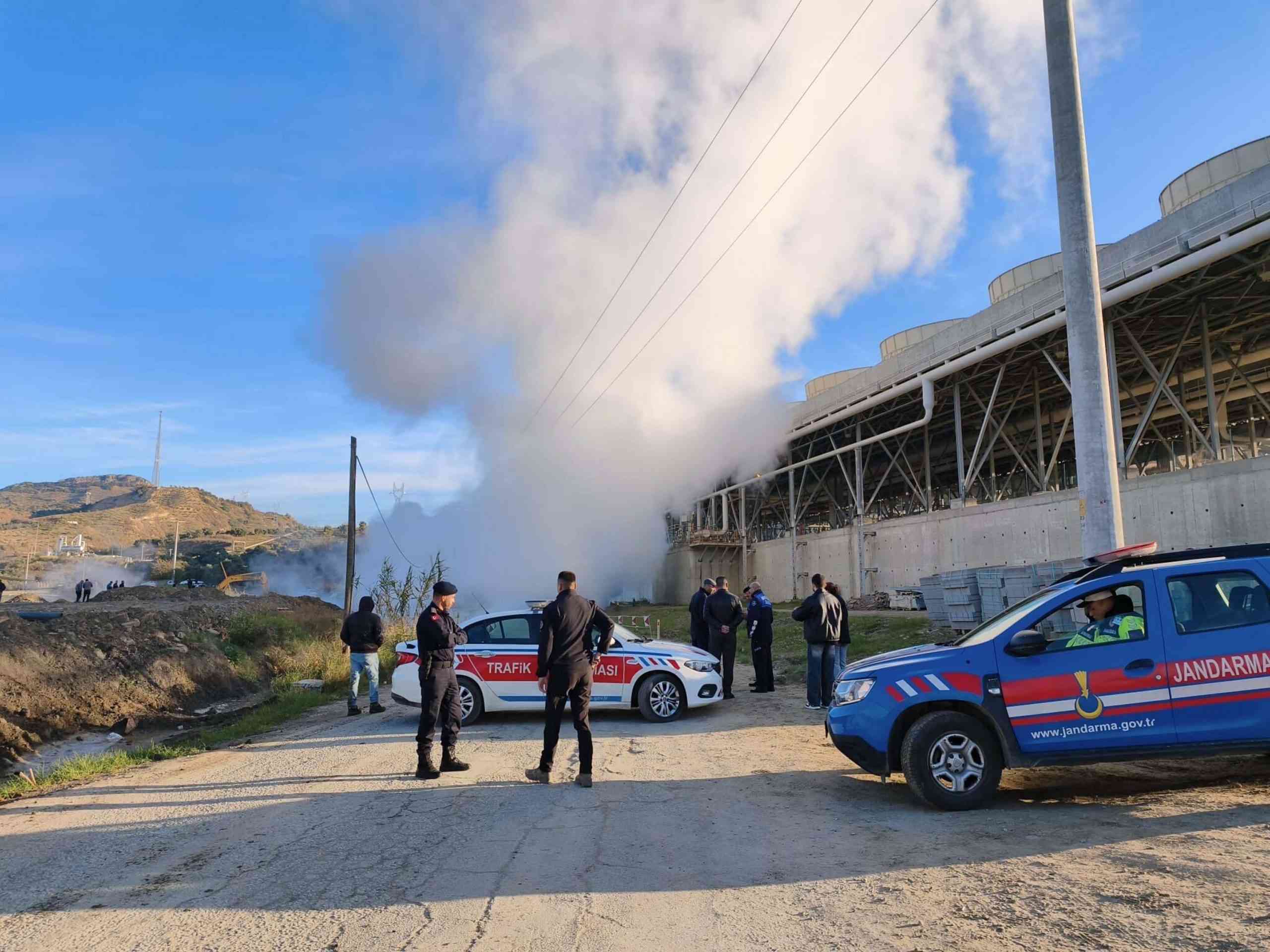 &nbsp; Germencik–Bozköy kara yolunda sıcak su boru hattı patladı, yolda