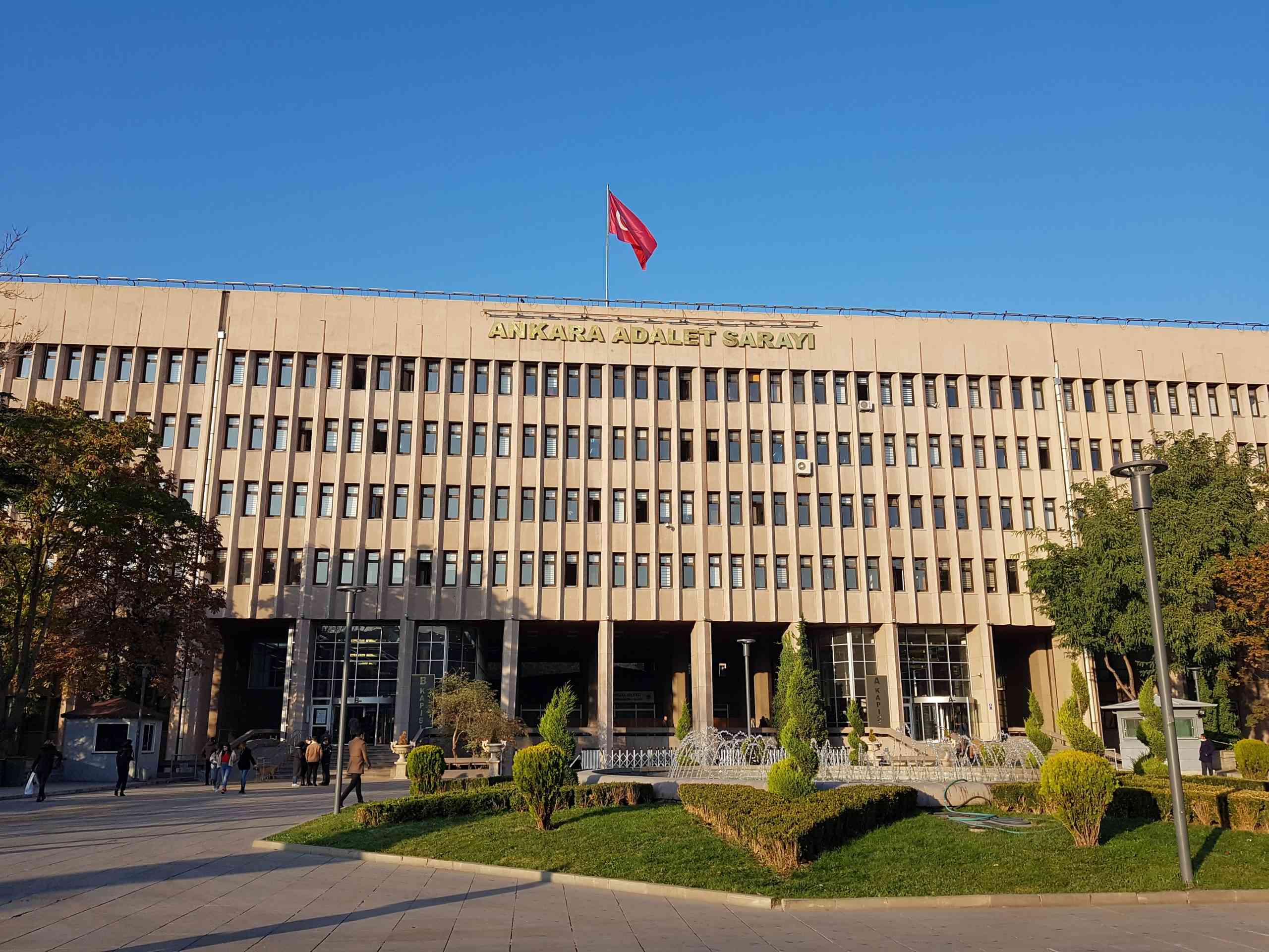 Silahla Meydan Okuyan Şüphelilere Eş Zamanlı Operasyon Ankara’da sosyal medyada