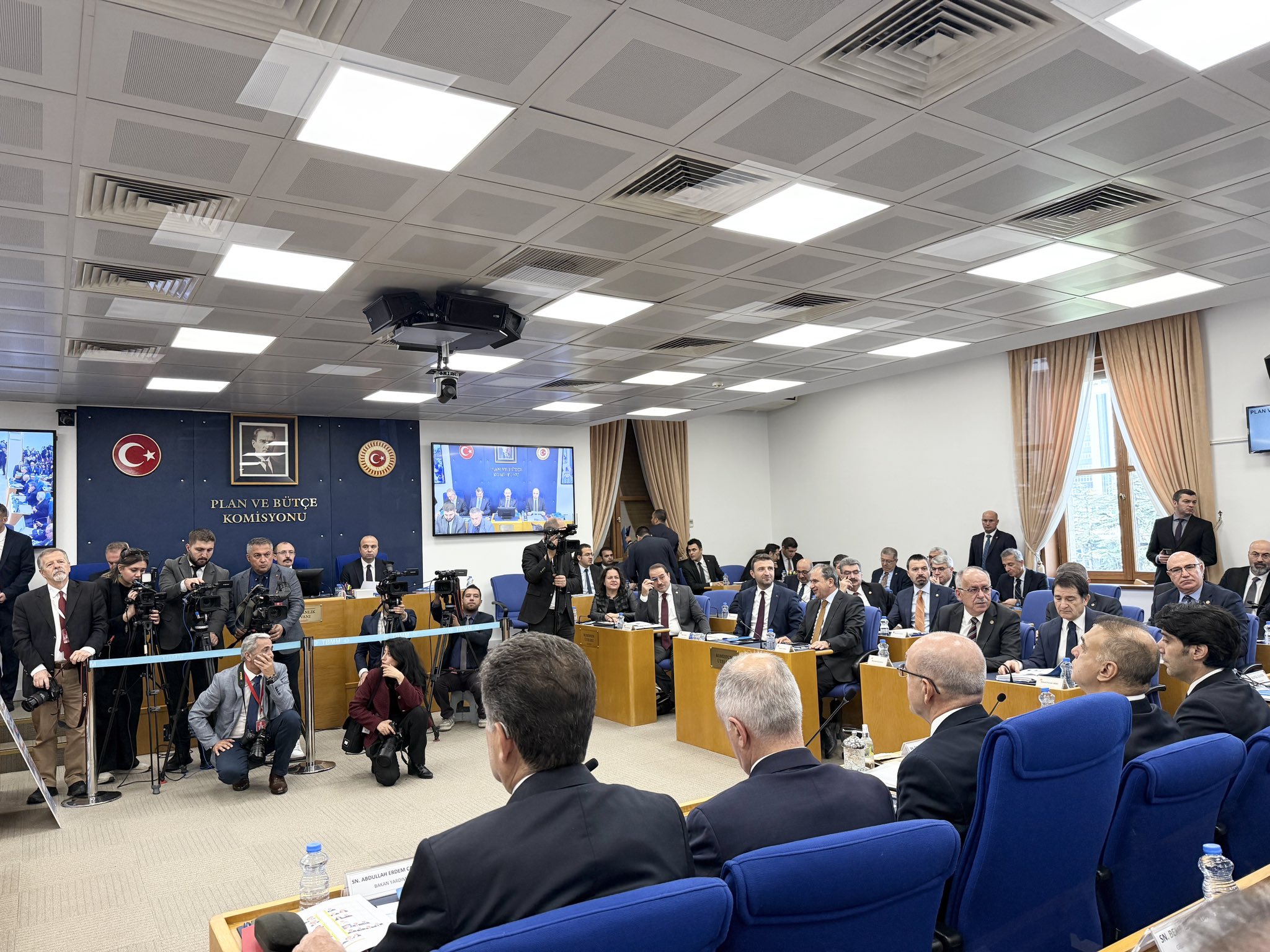   Hazine ve Maliye Bakanı Mehmet Şimşek, vergi ve harçlardaki