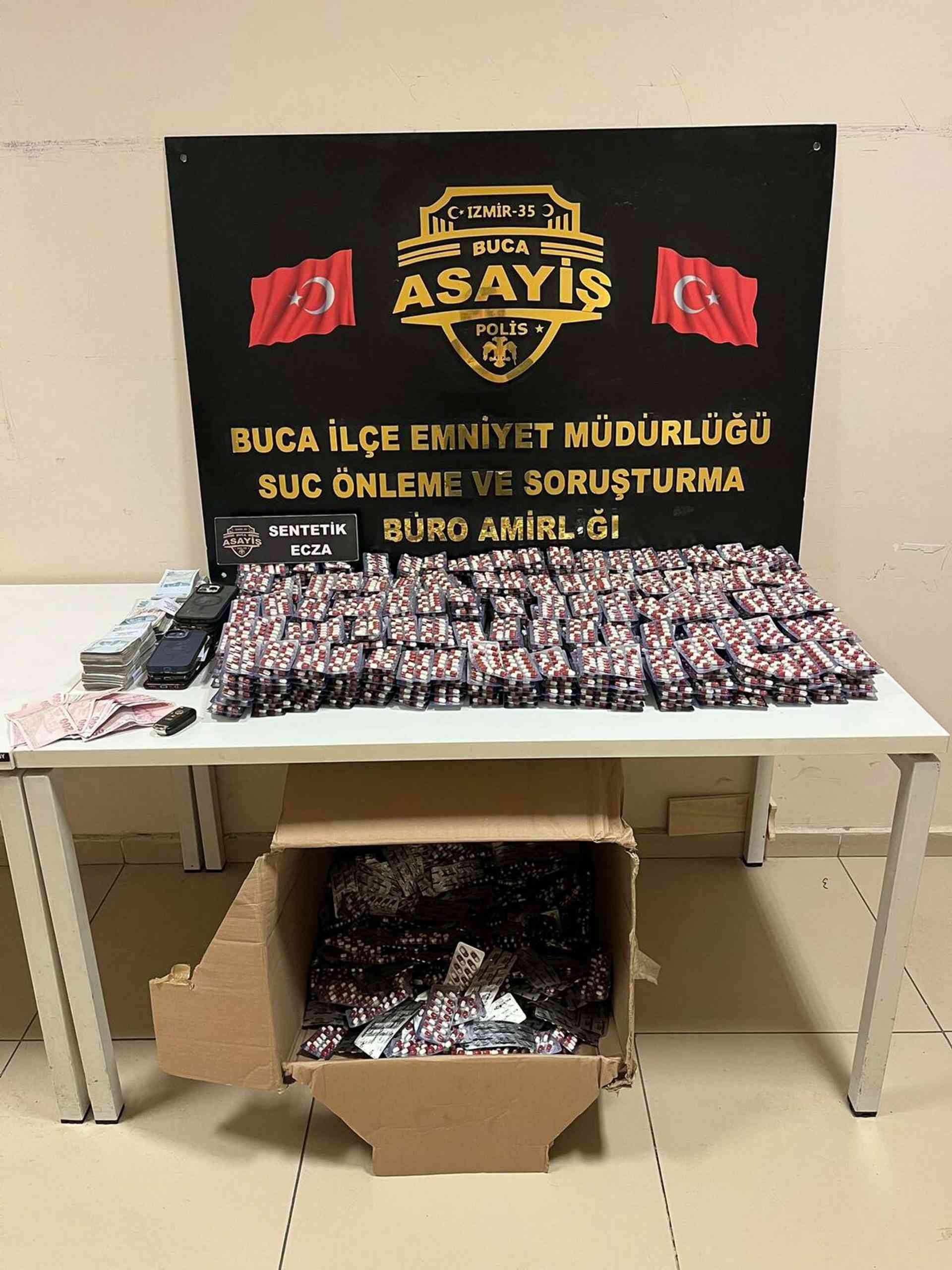 İzmir’in Buca ilçesinde, polisin düzenlediği operasyonla 14 bin 867 sentetik