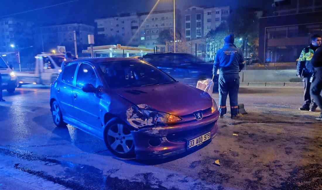 &nbsp; Bursa’nın Yıldırım ilçesinde, üç aracın karıştığı zincirleme trafik kazasında