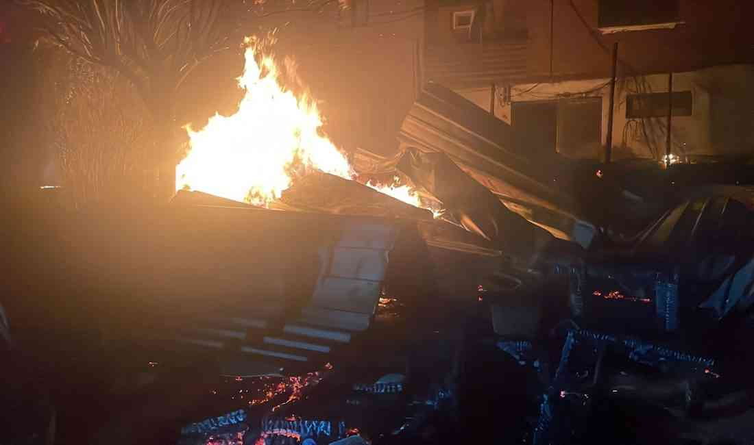 &nbsp; Teras Katındaki Kafede Çıkan Yangın Büyüdü, İtfaiye Ekipleri Müdahale