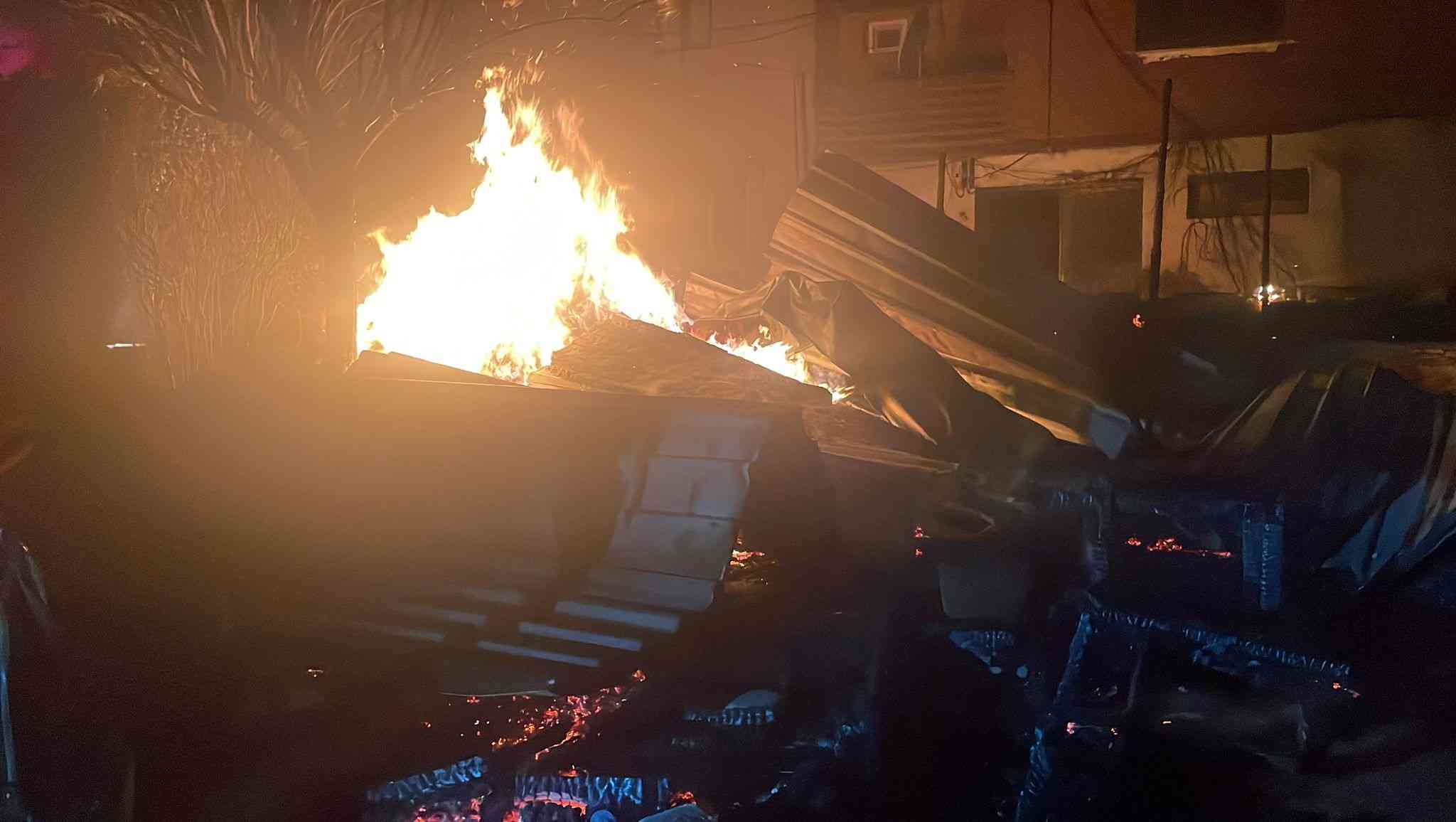 &nbsp; Teras Katındaki Kafede Çıkan Yangın Büyüdü, İtfaiye Ekipleri Müdahale