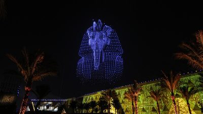   Mısır’ın başkenti Kahire’nin batısında, Giza Piramitleri yakınında inşa edilen