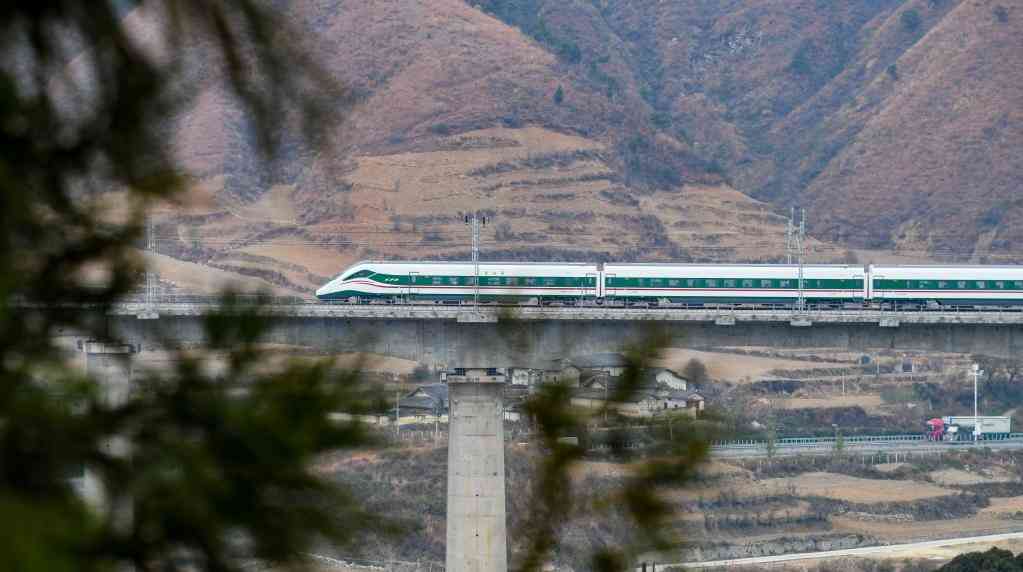 Kunming’de Demiryolu Kazası Çin’in Yunnan eyaletinde, test treninin raylarda çalışan