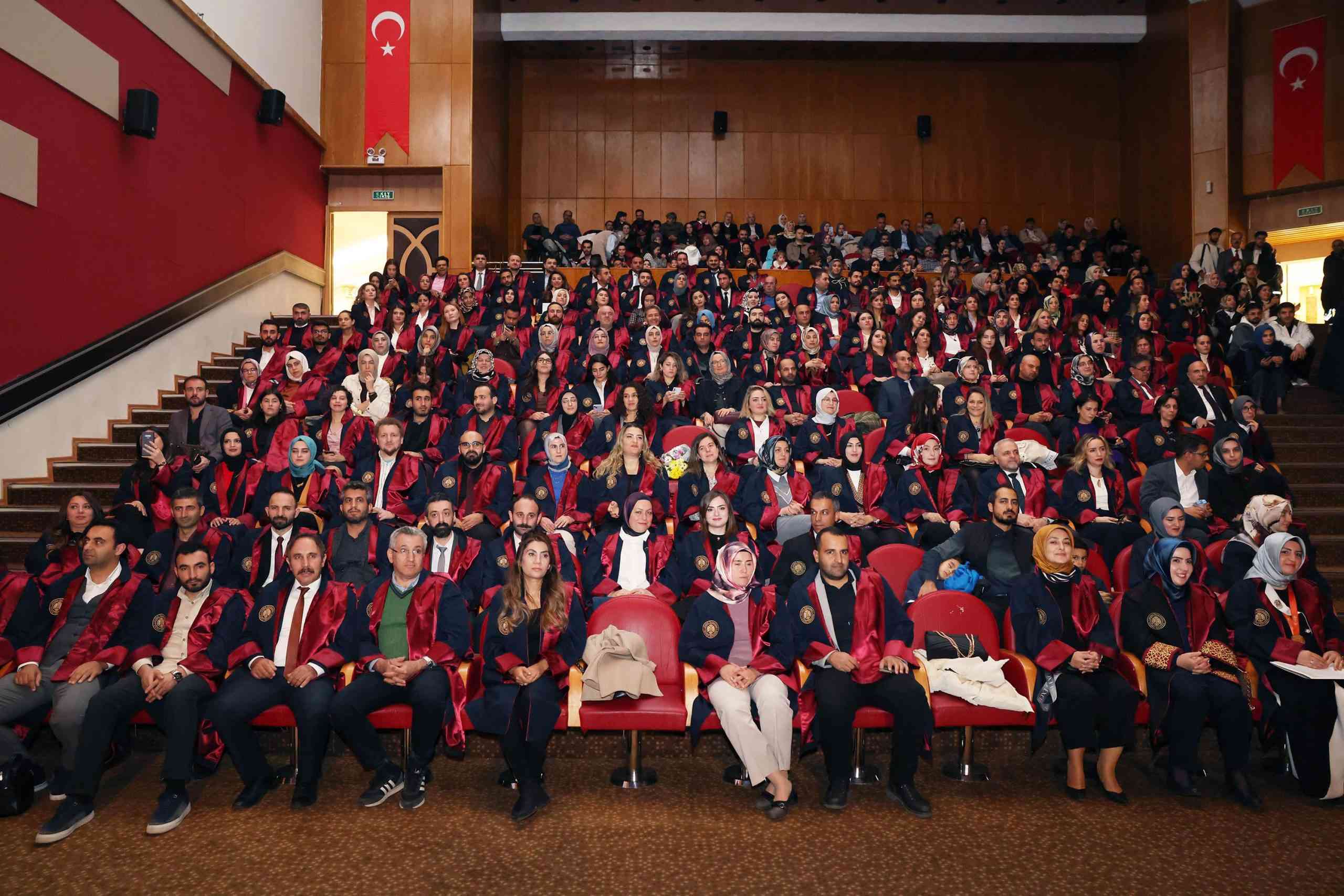 &nbsp; Atatürk Üniversitesi’nde ilk kez düzenlenen doktora mezuniyet töreninde, 226