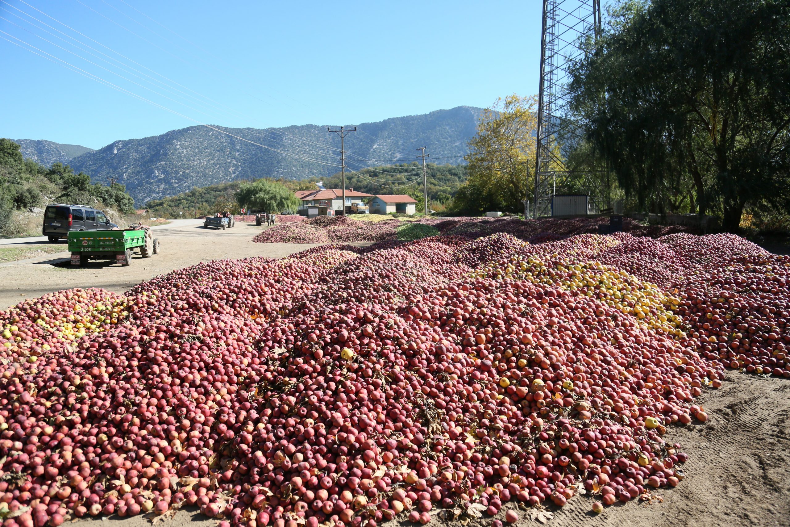 Isparta’nın Eğirdir ilçesinde, hasat dönemiyle birlikte köy meydanlarını elma yığınları