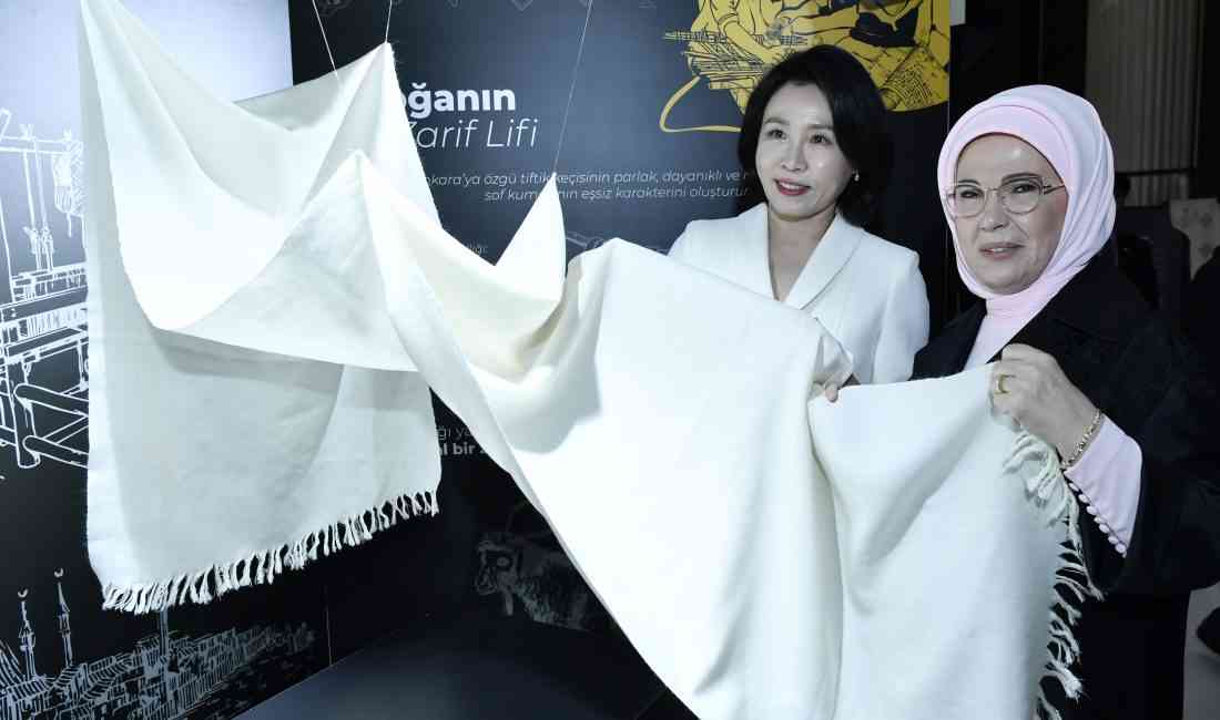 &nbsp; Lider eşlerinden kütüphane, sergi ve çocuk etkinliklerine ortak ziyaret: