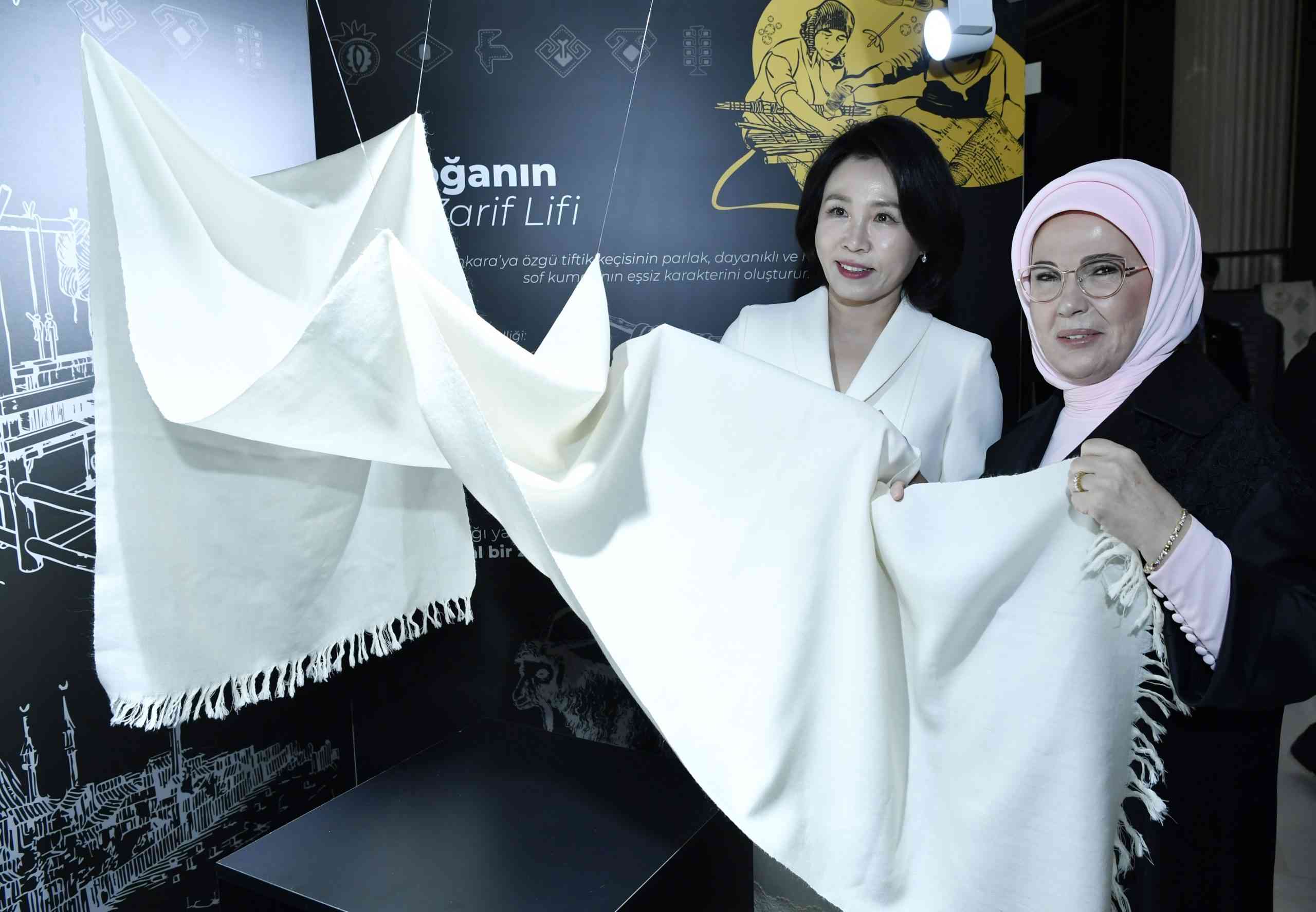 &nbsp; Lider eşlerinden kütüphane, sergi ve çocuk etkinliklerine ortak ziyaret: