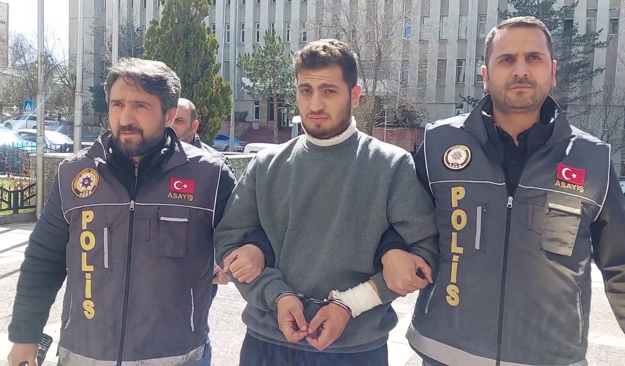 Erzurum’da, hastane bahçesinde eşi Hatice Agcakale Buzlak’ı (24) elleriyle boğarak