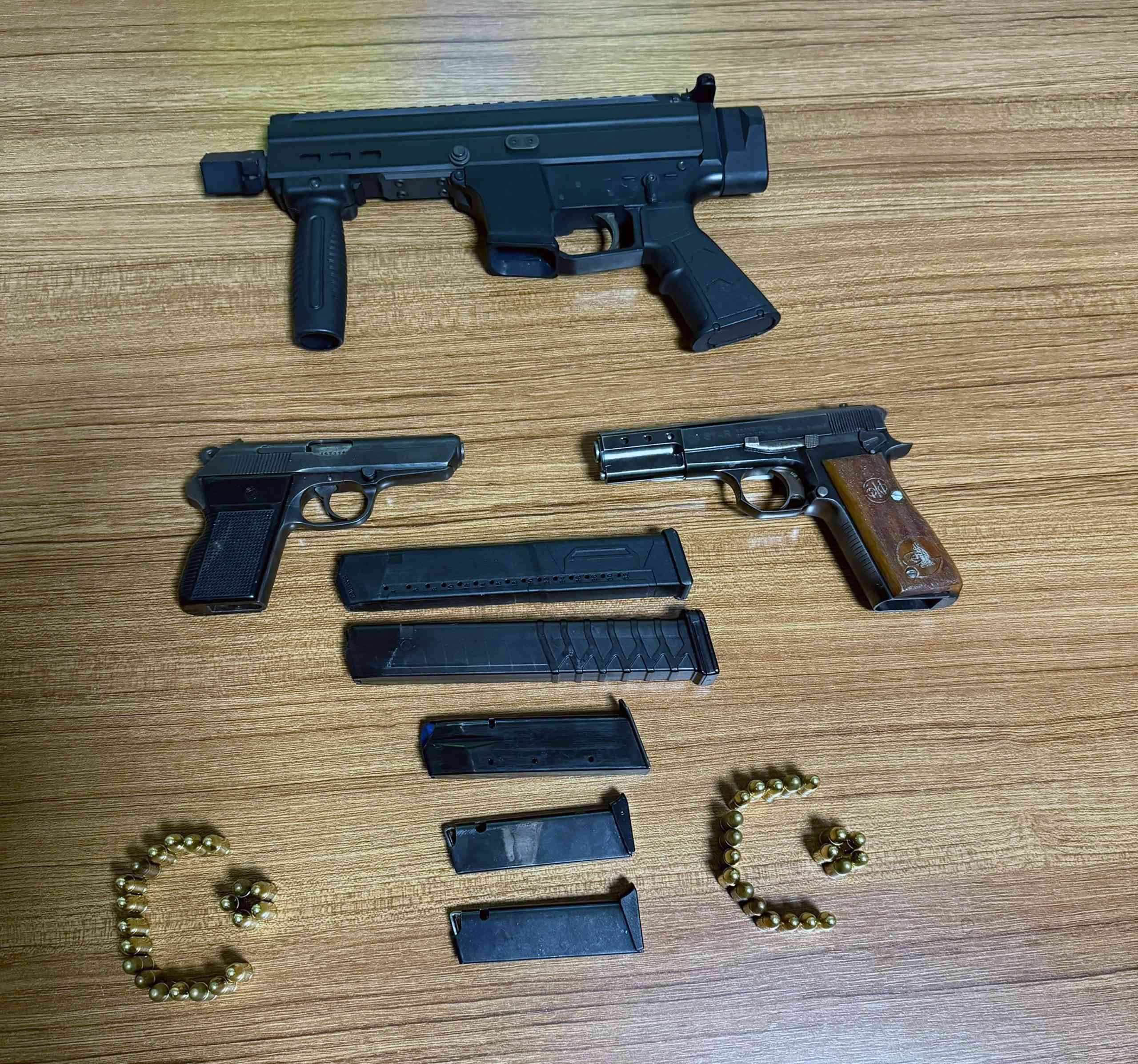 &nbsp; Evde 3 Ruhsatsız Tabanca Ele Geçirildi Adana’da polis ekiplerinin