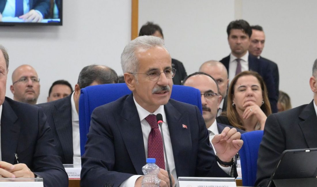 Ulaştırma ve Altyapı Bakanı Abdulkadir Uraloğlu, Gebze’de çöken bina ile