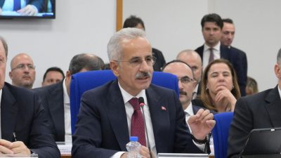 Ulaştırma ve Altyapı Bakanı Abdulkadir Uraloğlu, Gebze’de çöken bina ile