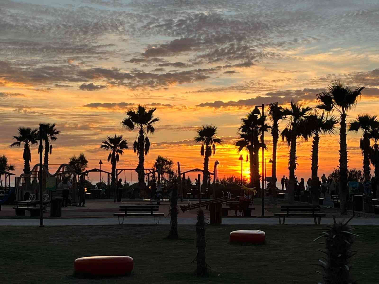 &nbsp; Hatay’ın Samandağ ilçesinde güneşin batışı sırasında ortaya çıkan manzaralar,